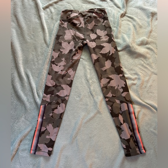 Kids Athleta 32in Camo Leggings; Size: XL/14 - Picture 4 of 6
